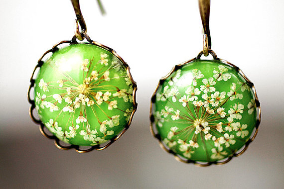 زفاف - LIME GREEN earrings with real queen anne's lace flowers - romantic bronze setting - nature spring jewelry for her.