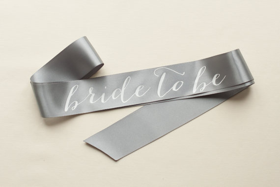 Mariage - Bride To Be Sash - White on Grey