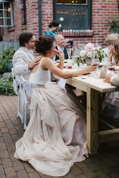 Hochzeit - Kelsey And Ryer's Backyard Farm-to-Table Michigan Wedding