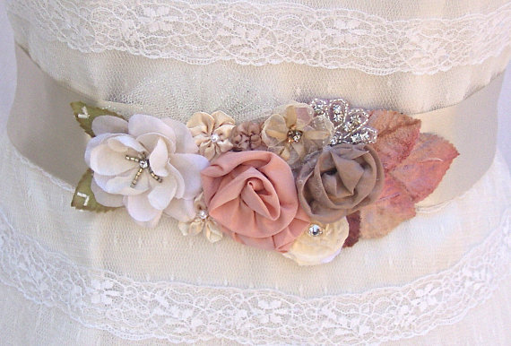 زفاف - Bridal Sash, Wedding Sash in Champagne, Ivory, Tan And Blush With Lace, Crystals, Pearls And Tulle, Bridal Belt, Flower Sash