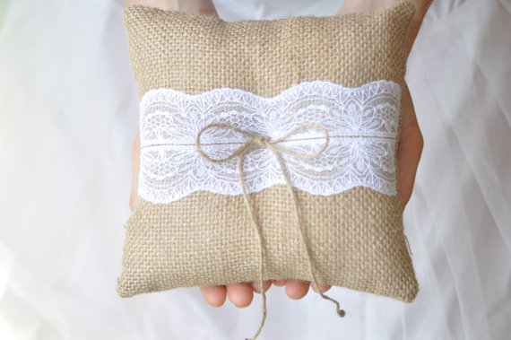 Свадьба - Burlap ring pillow Burlap Ring Bearer Pillow with White or Ivory cotton lace Ring cushion Woodland / Rustic / Cottage style Weddings