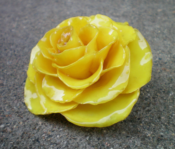 زفاف - Free Shipping REAL Natural Lemon Yellow ROSE Preserved in Poly Resin Pin and Pendant