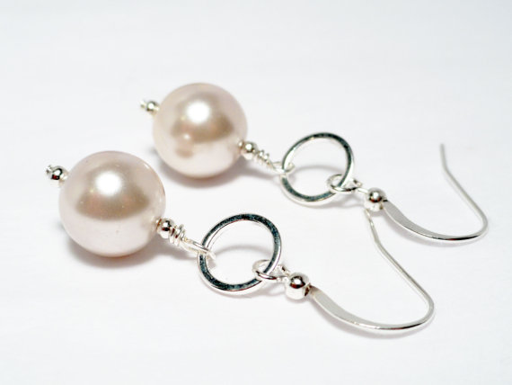 زفاف - Cream pearl earrings - wedding jewelry - bridesmaid earrings - winter white earrings - winter white pearls - washer earrings - silver pearls