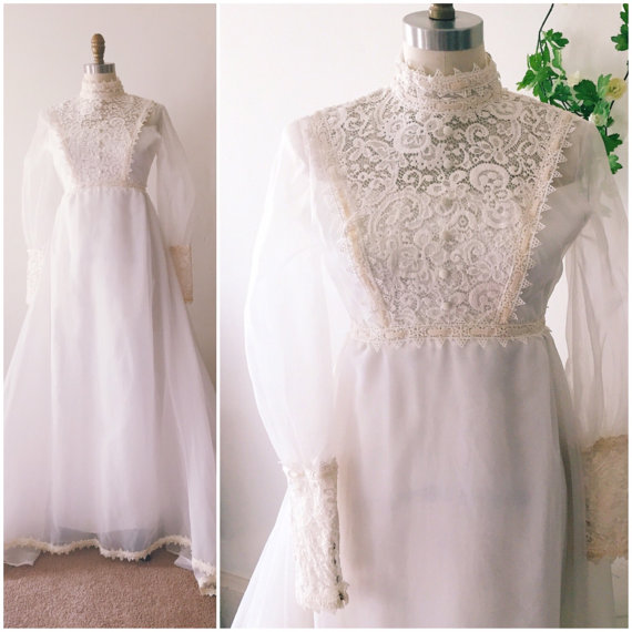Свадьба - 1960s Wedding Dress / White and Ivory Crochet Lace / Size 10