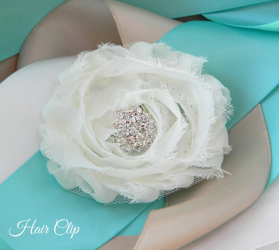زفاف - Flower Girl Hair Clip, Bridesmaid Hair Pin, Bridal Headpiece, Ivory Shabby Chiffon Flower with an Alligator Clip, Wedding Hair Accessory