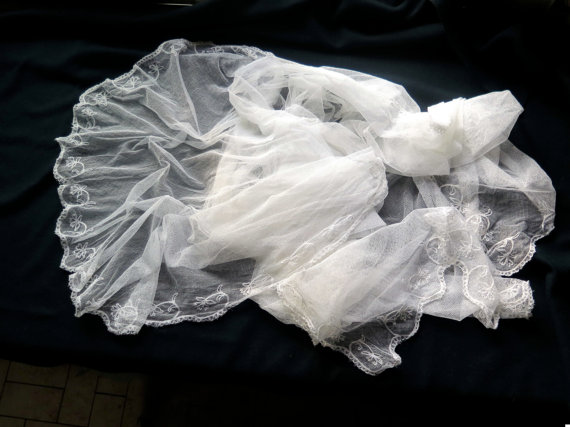 زفاف - Beautiful embroidered veil for wedding or communion.Antique French white Veil. Hand made.