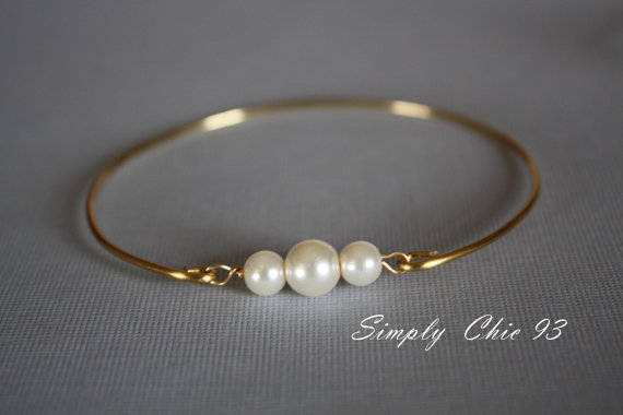 Hochzeit - Gold Bangle, Gold Bracelet, Pearl Bangle,Pearl Bracelet, Three pearls, Gold Bangle, Bridal bracelet, Bridesmaid,valentine gifts,