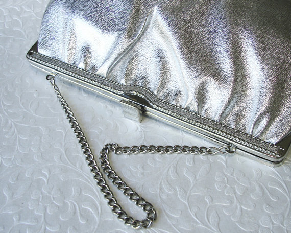 زفاف - Fabulous 1960's Ande' Silver Clutch Faux Leather Metallic Purse Cocktail Handbag Formal Evening Bag Wedding Bridal Prom Special Occasion