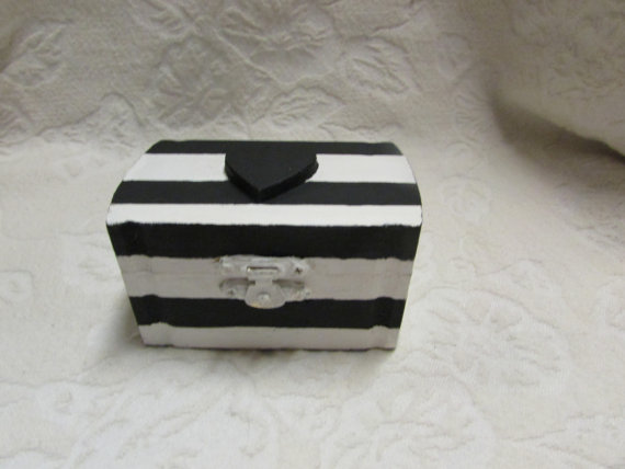 زفاف - Bold Black and White Striped Nautical or Halloween Wedding Ring Box Pillow with Black Heart