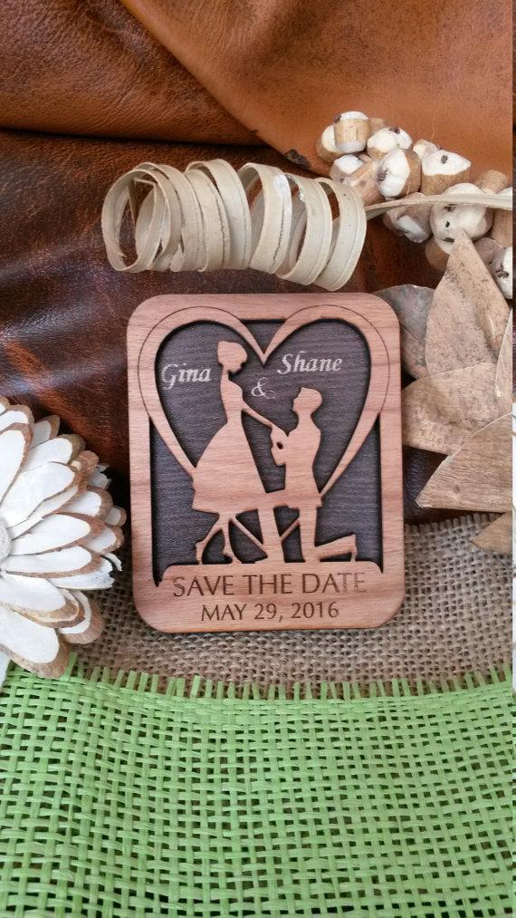 Mariage - Wood Save-The-date Magnet /Personalized  Wooden Wedding magnet/Engraved Save-The-date Magnet/Rustic Magnet/Magnet Save-The-Date wooden card