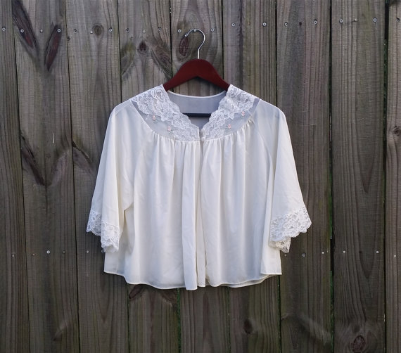 زفاف - M Medium Vintage White Shadowline Semi-Sheer Nylon Lingerie Cover Up Embroidered Floral Detail Lace Trim Bed Jacket Cape