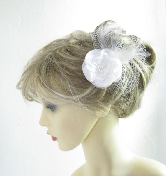 زفاف - White Hair Flower, Bridal Fascinator, Satin and Organza Flower with Pearls, Lace, Feathers, Veil