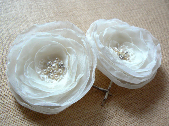 Wedding - Ivory bridal hair flowers (set of 2), wedding hair pins, bridal hair flowers, wedding hair accessories, flower hair clips.