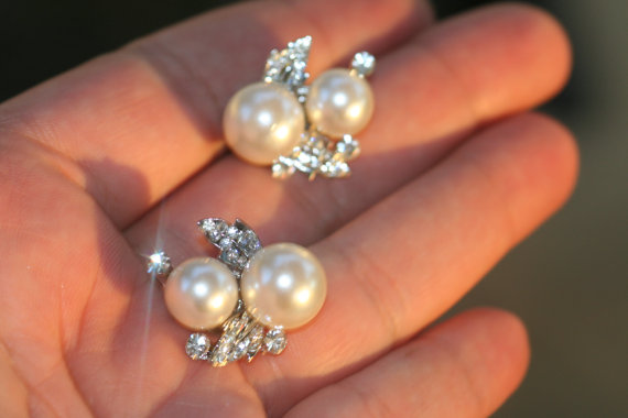 Свадьба - Double pearl and crystal leaves bridal post earrings, clip ons, posts