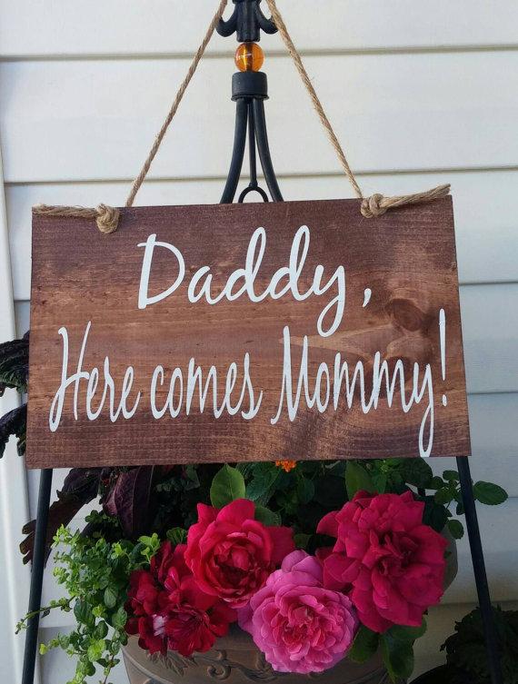 Mariage - DADDY here Comes MOMMY Summer wedding Ring Bearer,Here comes the bride Sign,Here comes the love of your life,Daddy here comes our girl,Bride
