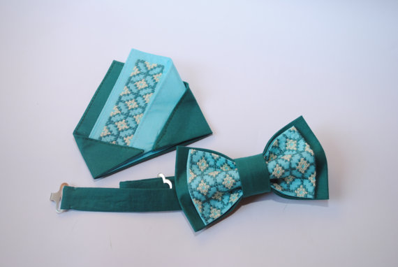 Hochzeit - Pocket square Bow tie Hand embroidered bowtie and matching pocket square Great for wedding, special event and party Set for best man Groom