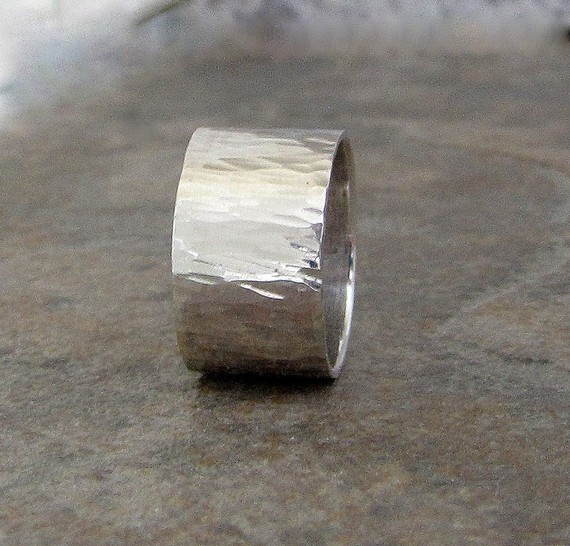 Mariage - Mens Silver Ring Hammered Wedding Band Rustic Wedding Ring Silver Bark Ring Wide Silver Ring Engraved First Finger Ring