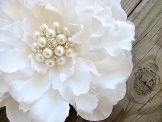 زفاف - Bridal White Peony Flower Fascinator Hair Piece Clip Large Cluster of Pearls and Rhinestones Ring Bearer Pillow Accent Wedding Cake Topper