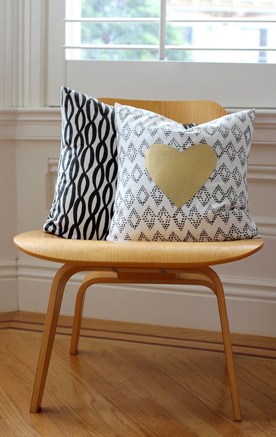 Hochzeit - DIY: Easy Valentine’s Day Heart Pillow 