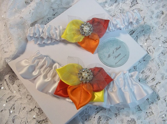 Свадьба - Fall Wedding Garter Set, White Satin with leaves in Red, Yellow, and Orange, Fall Foliage Bridal Garter Set