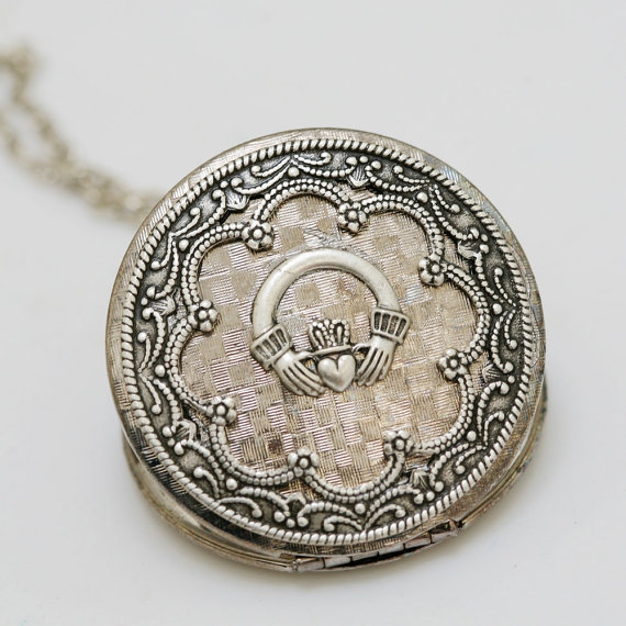 Mariage - Locket,Jewelry,Necklace,Pendant,Claddagh Silver Locket,Irish Locket,vintage style,Wedding Necklace,bridesmaid necklace