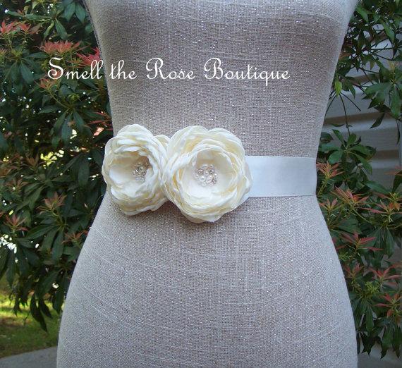 Свадьба - Ivory Satin Flower Bridal Sash,Wedding Flower Sash Belt,Wedding Accessories,Bridal Sash Belt