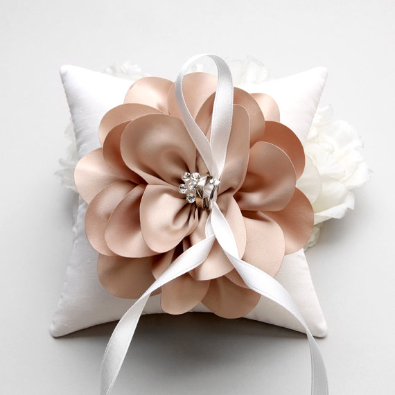 Hochzeit - Flower ring pillow, wedding ring bearer pillow, bridal gift, flower girl - Sellena