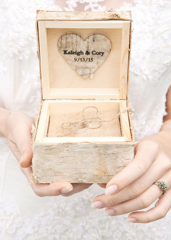 Mariage - Birch Bark Wood Wedding Ring Bearer Box, Rustic Wooden Ring Box ,  Engraved  Bride and groom names