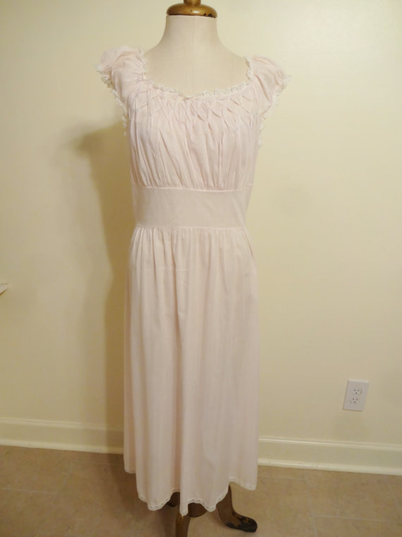 زفاف - Vintage Nightgown by Eastern Isles Mid Length Pink Cotton and White Lace Tailored Waist and Seersucker Bodice Size 16 Bust 36