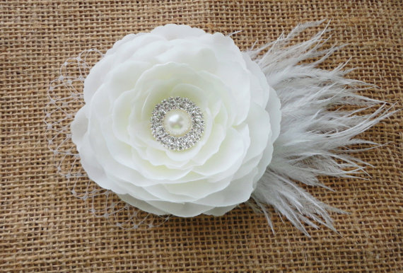 زفاف - Bridal Soft White Flower Hair Clip w/ Pearl Rhinestone Center w/ Russian Veiling & Feathers - Womens White Flower Clip
