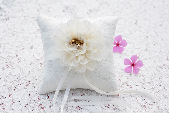Hochzeit - white lace ring bearer pillow, ring pillow, ring bearer, ring holder, wedding ring pillow, cream flower ring pillow