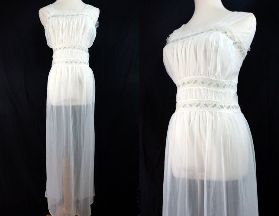 زفاف - 1950s Sheer White Nylon Nightgown Maxi Negligee Goddess Embroidered Colura Medium Nightie