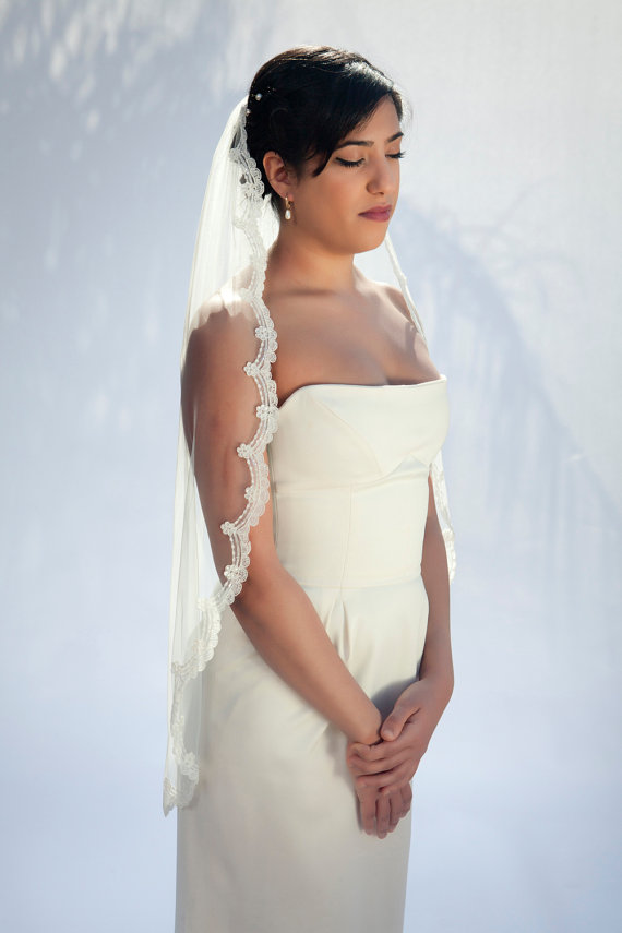 Mariage - Cocoon- one layer wedding bridal veil, 36 inch fingertips length with scallop shaped lace, ivory or white