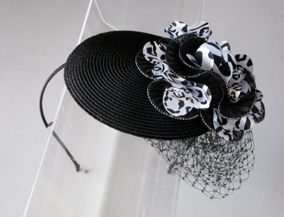 زفاف - Black and White Flower Straw Fascinator Hat with Veil and Satin Headband, for weddings, parties, evening, special occasions