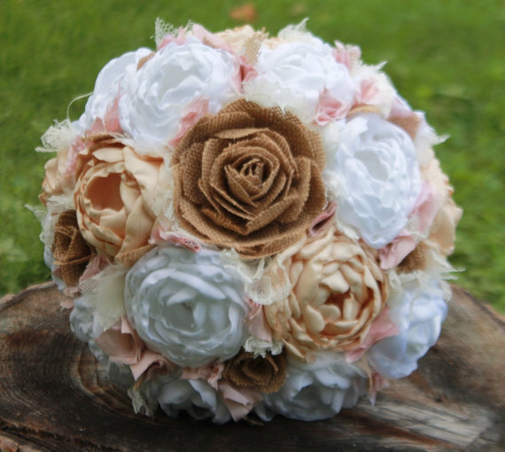 زفاف - Peony brooch bouquet. White, champagne, blush and burlap rhinestone brooch wedding bouquet.