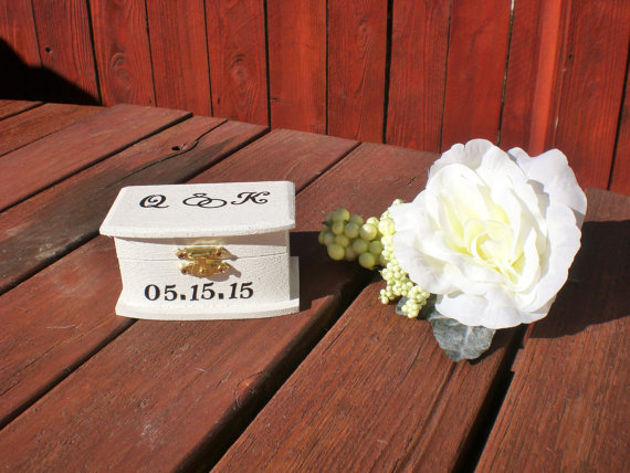 Mariage - Personalized Ring Bearer Box, Wedding decor, Country Barrn Wedding, Shabby Chic Wedding