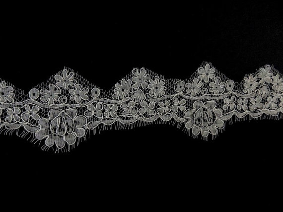 Hochzeit - Wedding bridal chantilly alencon corded lace veil trimming scallop light ivory diamond off white 003