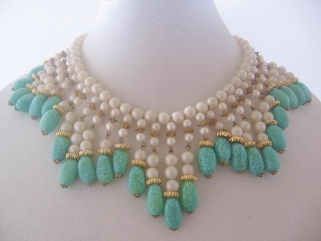 زفاف - Vintage Statement Bib Necklace -Faux White Pearls And Turquoise-Green Art Glass Beads