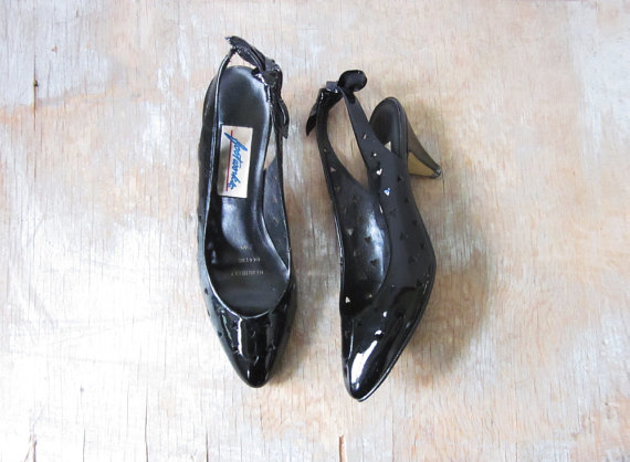 Wedding - HALF OFF SALE black heart shoes, vintage 80s cut out heart shoes, 1980s patent leather pumps with bow, size 7 narrow shoes