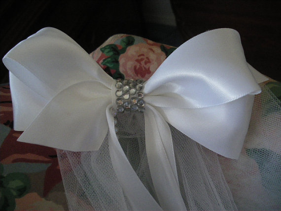 Mariage - First Communion/Flower Girl  White Satin Bow with Rhinestones with an edged White Veil  NEW
