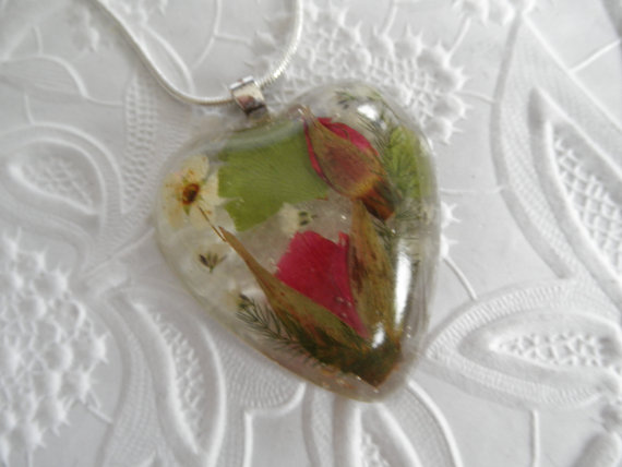 Mariage - True Love-Pressed Flower Resin Heart Pendant with Red Rosebuds, Baby's Breath and Bridal Veil