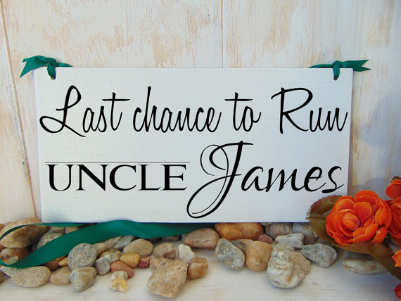 Mariage - Uncle last chance to run wedding sign. Personalized. Wooden wedding board. Flower girl or ring bearer sign. Here comes the bride alternative