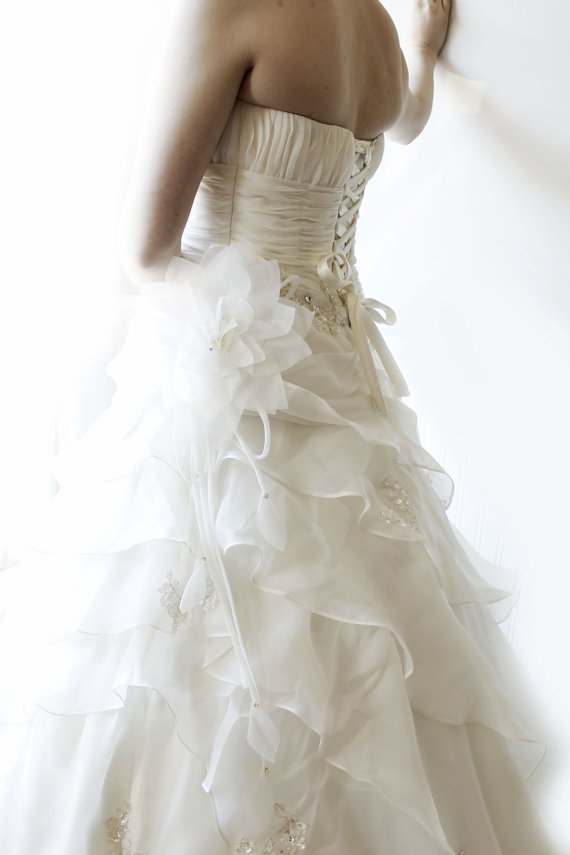 Mariage - Exquisite Flowers Sleeveless Silk Organza Bridal Wedding Dress with Long Train