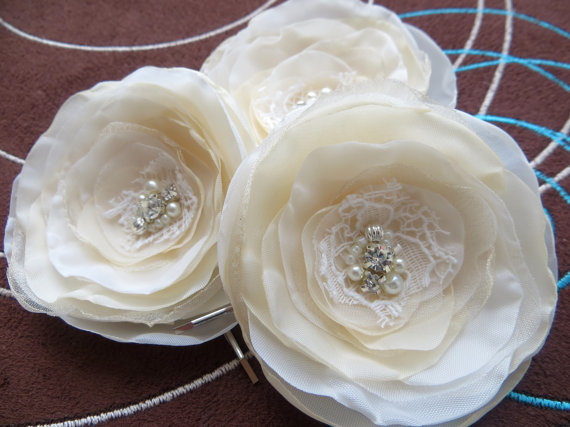Свадьба - Wedding bridal hair accessory, bridal lace flowers, ivory cream beige bridal clip, vintage rustic style, wedding head piece, bridal flower