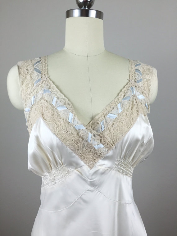 زفاف - XL 1940s Vintage White Bias Cut rayon and lace Nightgown/Slipdress/ Slip/ Gown/ 46" bust