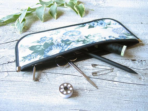 زفاف - Blue flowers zipper pouch, pencil case handmade in cotton, coin purses with zip, bridesmaid clutches, phone case, wedding clutch make up bag