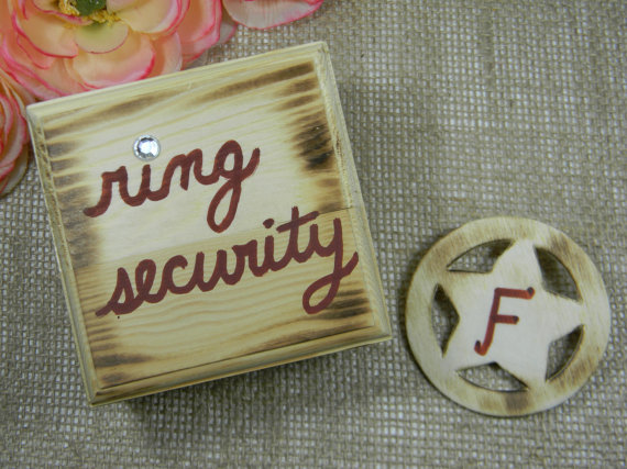 زفاف - Burlap Ring Bearer Pillow Box - Wood Ring Bearer Box - Ring Security with Badge Ring Bearer Box - Rustic Ring Box - Country Wedding Decor