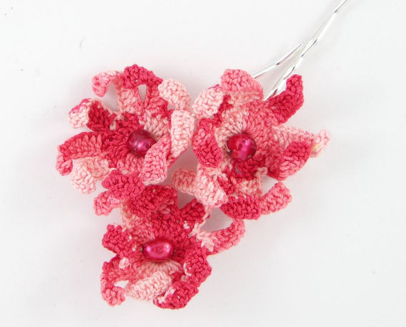 Hochzeit - Bobby pins crochet daisy set of 3 red pink crochet hair accessory bride bridesmaid rustic wedding