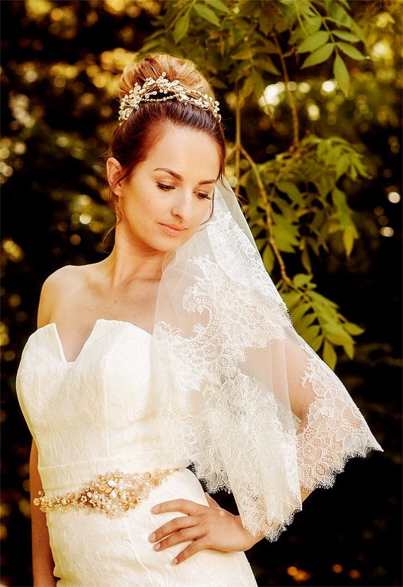 Hochzeit - WEDDING VEIL Freya - One Tier Veil , Bridal Veil, Elbow Length Veil, Chantilly Lace Veil, Ivory Veil Made To Order