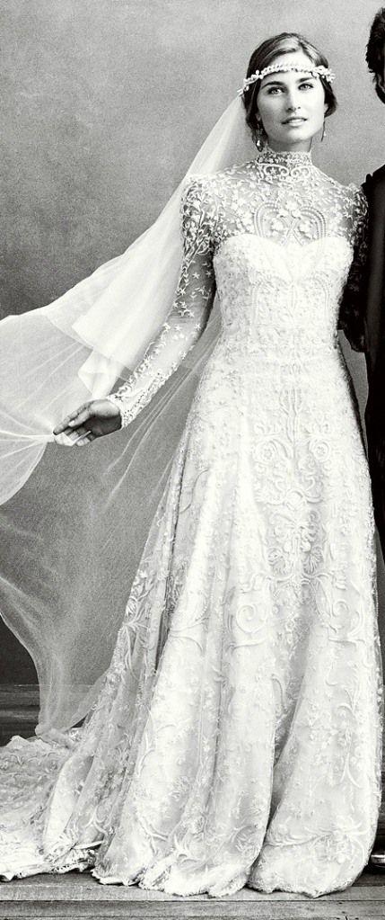 Hochzeit - The Top 17 Most Fantabulously Gorgeous Wedding Dresses Of 2011! (Swoon X 1,000!) Which Is Your Favorite?